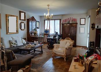 Prato est, Via Zarini Appartamento 4 grandi vani, garage, 2 posti auto. 